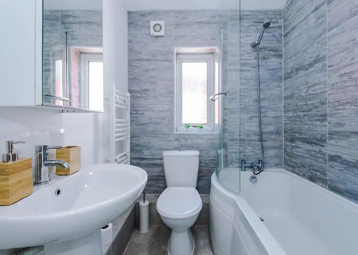 度假居 Large 4 Bedroom With Free Parking Near Mediacityuk 曼彻斯特