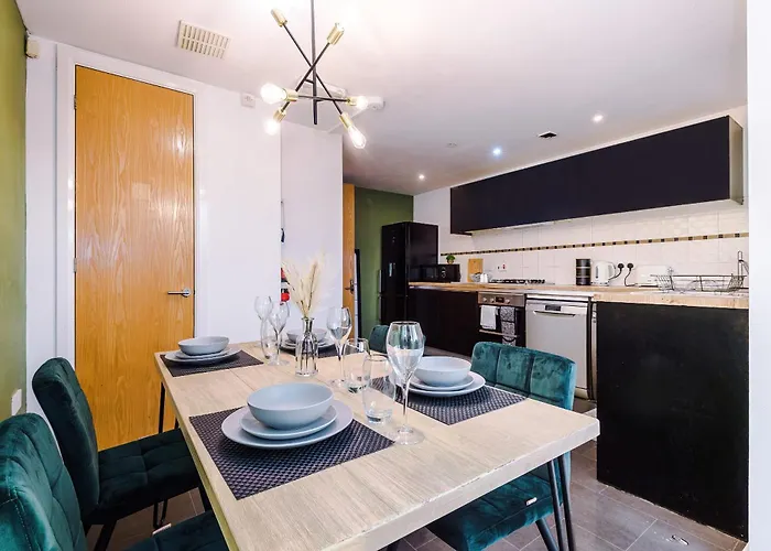 Rest&recharge At A Spacious Townhouse By The Etihad מנצ'סטר