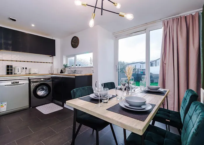 Rest&recharge At A Spacious Townhouse By The Etihad 펜션 맨체스터