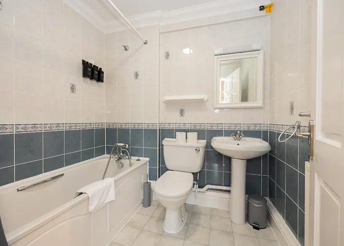 The Burton- Free Gated Parking Apartament *