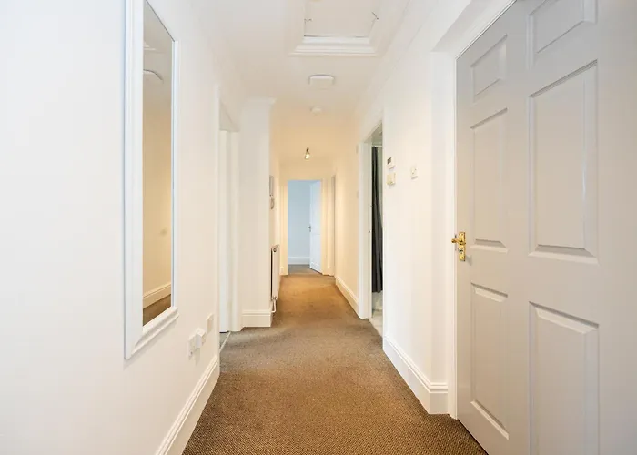 The Burton- Free Gated Parking Apartament