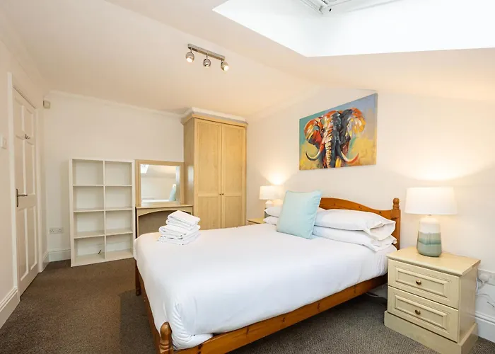 The Burton- Free Gated Parking Apartament *