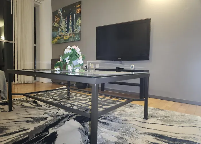 Luxury 2 Bed On River, Wifi, Parking, Garden شقة مانشستر