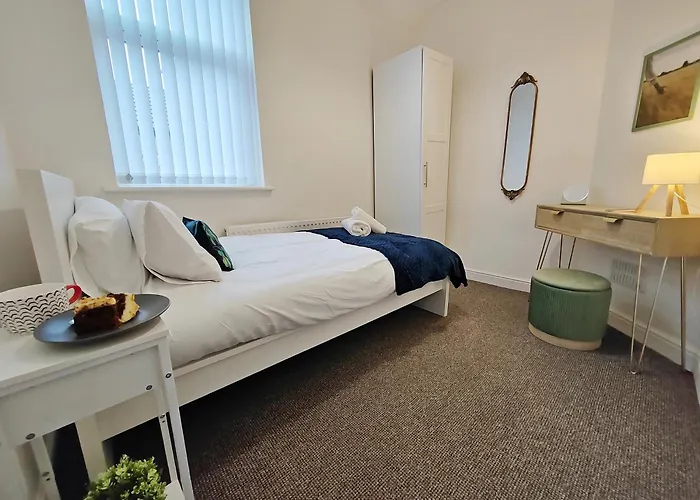 Modern 4 Bed House - Free Parking Prázdninový dům *