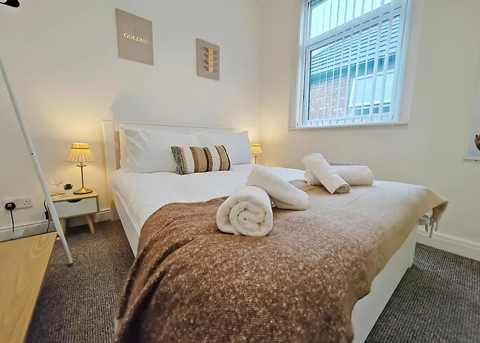 Modern 4 Bed House - Free Parking *