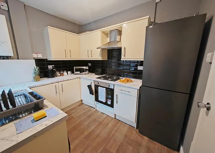 Modern 4 Bed House - Free Parking Manchester