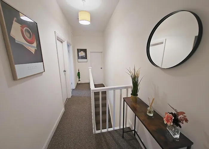 Prázdninový dům Modern 4 Bed House - Free Parking *