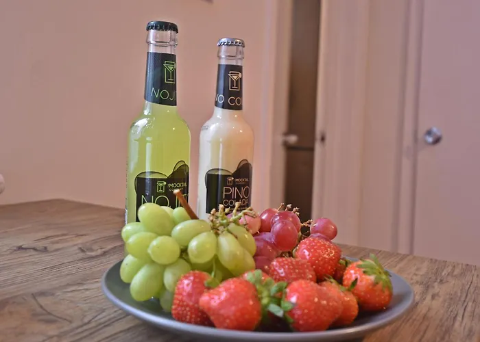 Modern 4 Bed House - Free Parking *