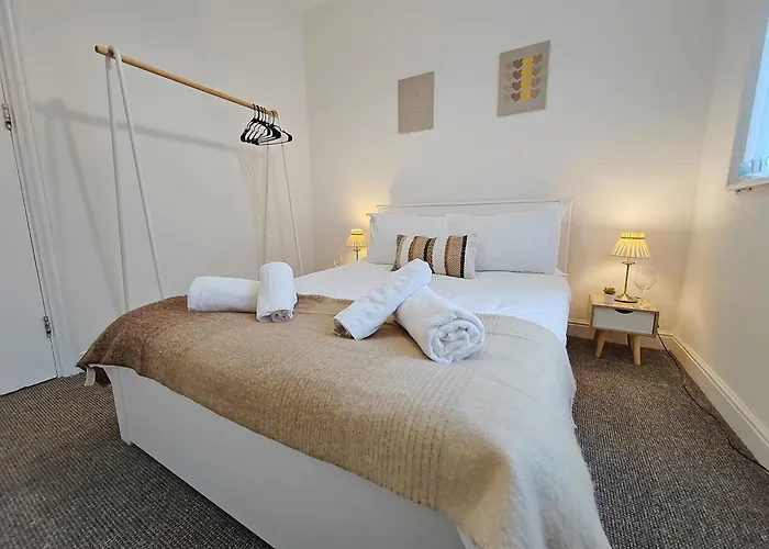 Modern 4 Bed House - Free Parking *