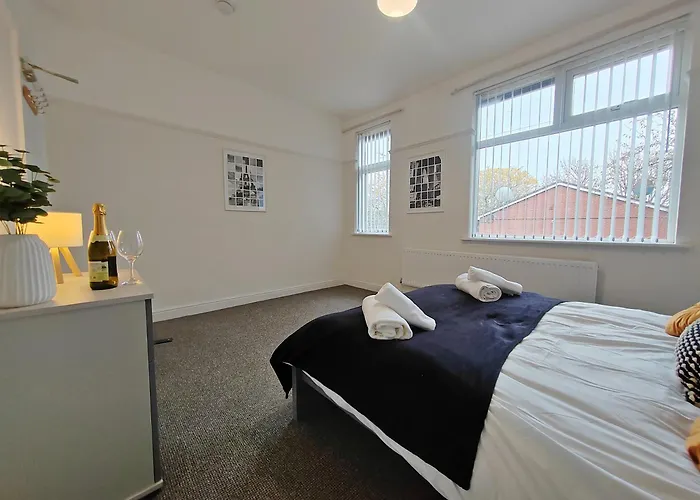 Modern 4 Bed House - Free Parking Manchester