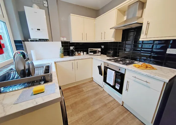 Modern 4 Bed House - Free Parking