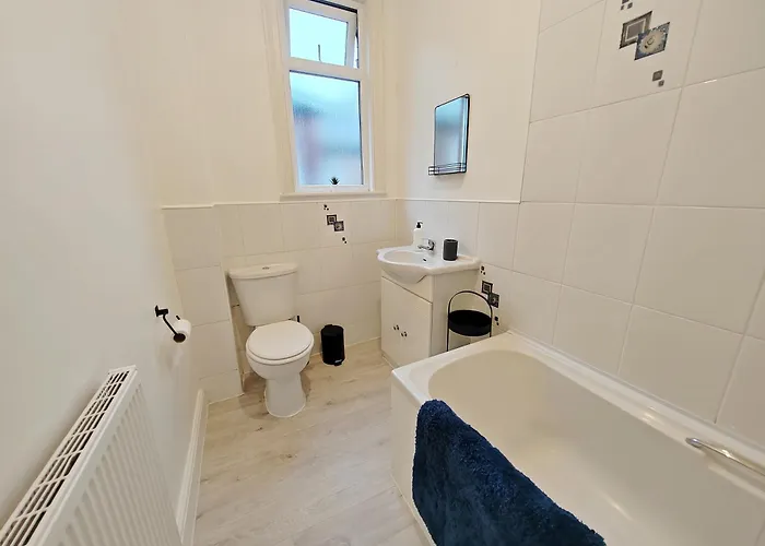 Modern 4 Bed House - Free Parking Casa vacanze