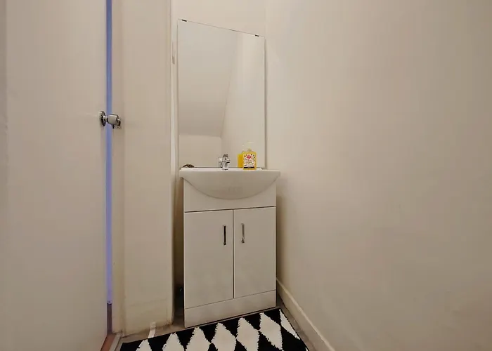 Casa de Férias Modern 4 Bed House - Free Parking *