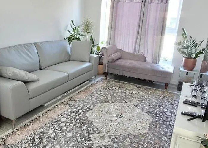 Spacious Double With Private Bathroom Δωμάτια σε οικογενειακή κατοικία