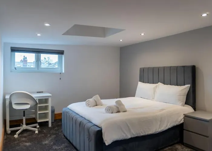 Luxury 4 Bedroom Appartamento *