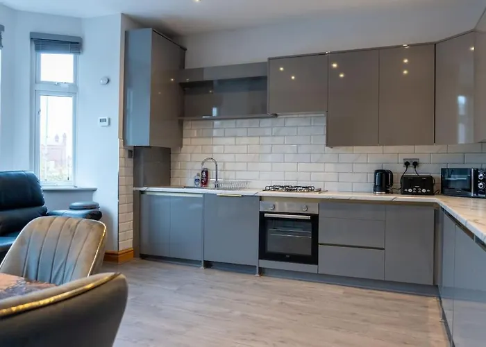 Luxury 4 Bedroom Appartamento *