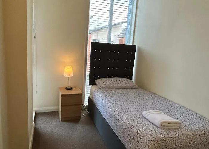 Great House + Air Conditioning + Free Car Parking Сasa de vacaciones *