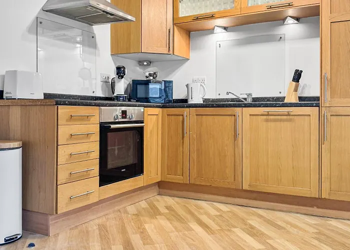 Lägenhet Cozy - 2 Beds, Sleeps 5, Free Parking!