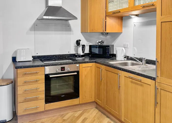 Cozy - 2 Beds, Sleeps 5, Free Parking! *