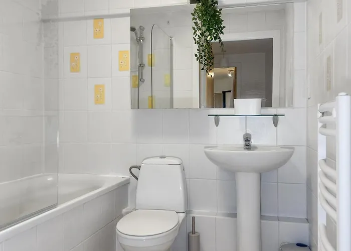 Cozy - 2 Beds, Sleeps 5, Free Parking! *