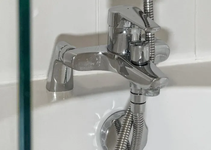 Cozy - 2 Beds, Sleeps 5, Free Parking!