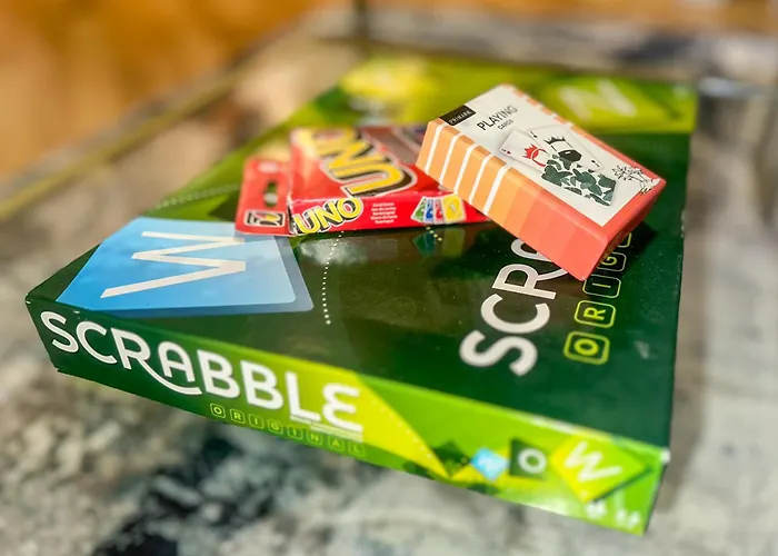 Cozy - 2 Beds, Sleeps 5, Free Parking!