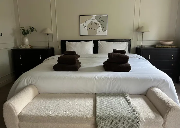 Serene Retreat Sleeps 6 With Garden Сasa de vacaciones