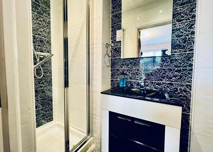 13 Guests - Free Parking - House Semesterbostad Manchester