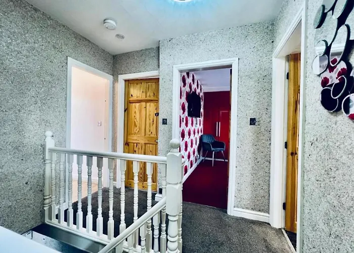 Semesterbostad 13 Guests - Free Parking - House Manchester