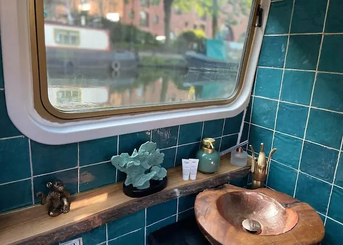 Bespoke Narrowboat 아파트