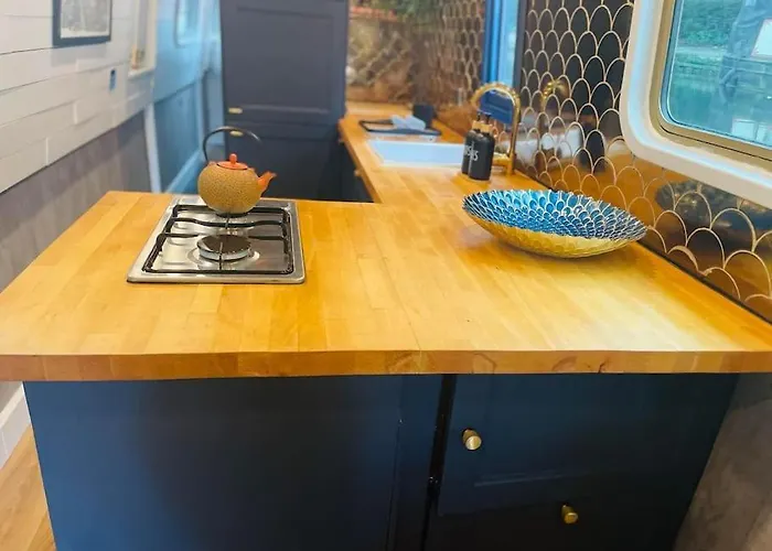 Bespoke Narrowboat 아파트