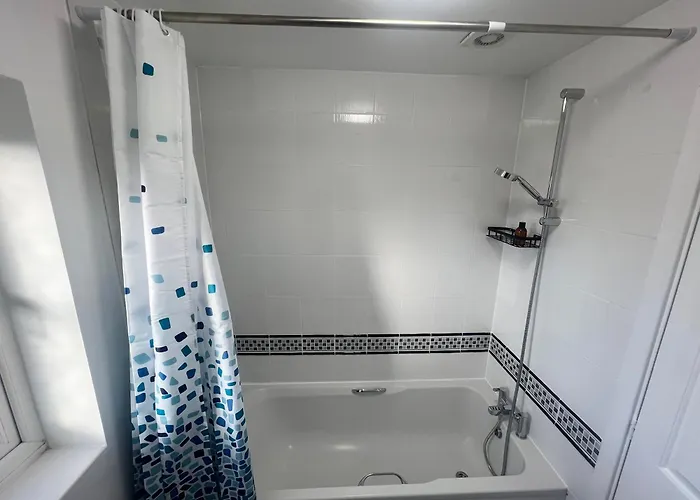 New Getaway House With 2 Free Parking