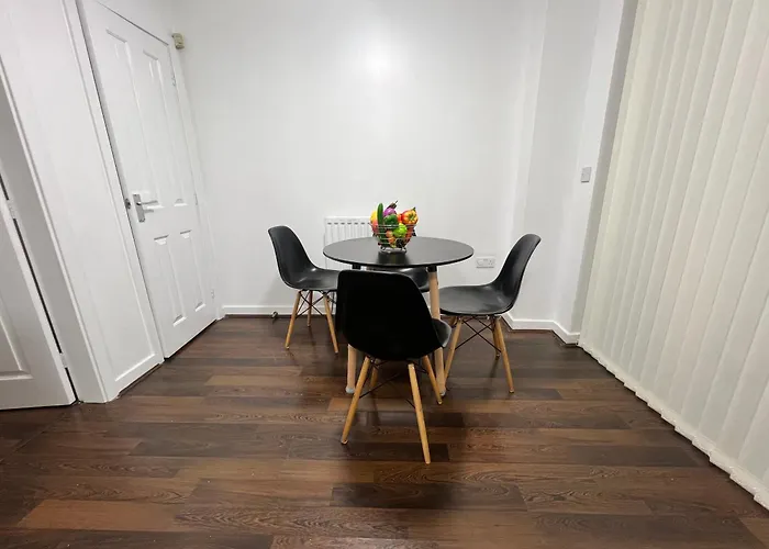 New Getaway House With 2 Free Parking