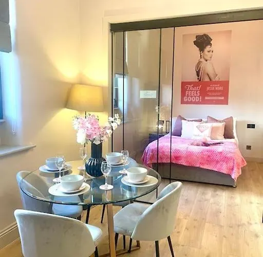 Pretty Pink Posh Penthouse Apartment *