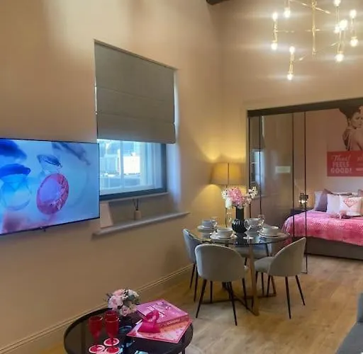 Apartment Pretty Pink Posh Penthouse *