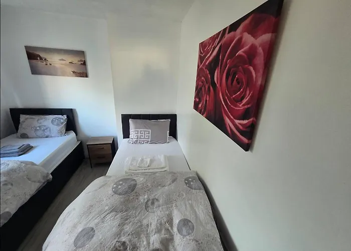 Cosy 3 Bed With Parking Near Piccadilly, Etihad Stadium And Coop Live Sleeps Up To 6