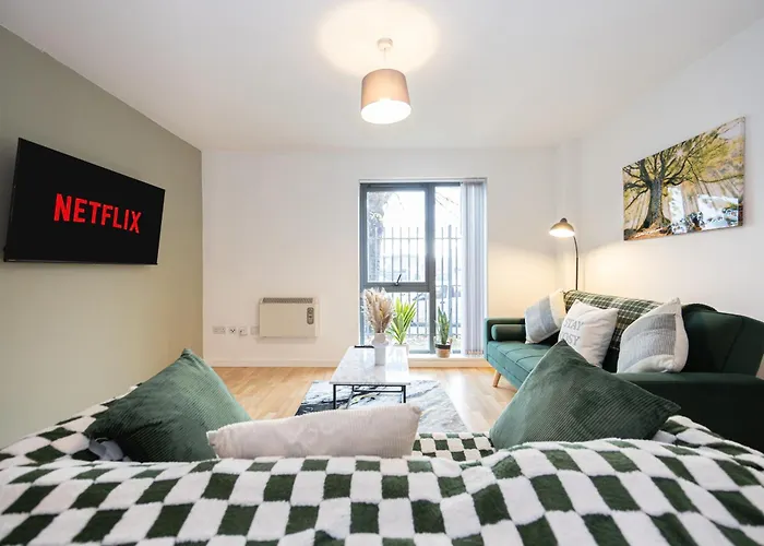 - Beautiful Serviced Apartment, Amazing Location, Close To Old Trafford, Centre, Media City, Etihad, Coop Live, Ao Arena, Salford Quays, Sleeps Up To 6, With Free Private Car Parking *
