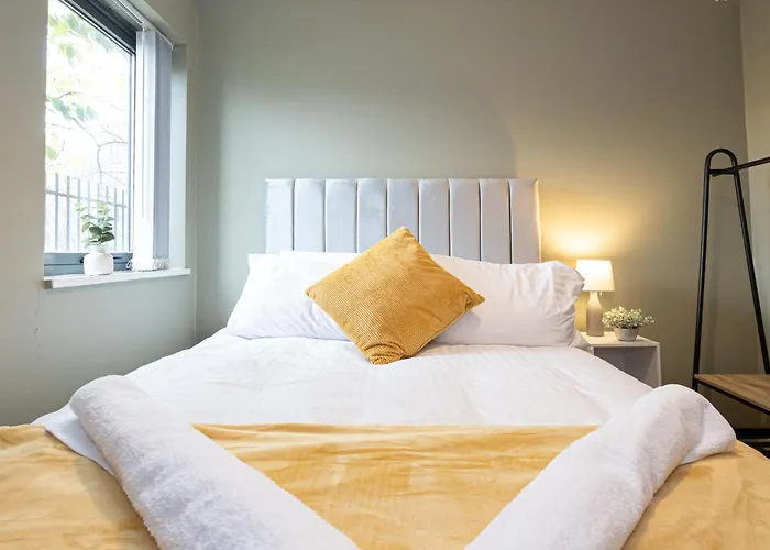 - Beautiful Serviced Apartment, Amazing Location, Close To Old Trafford, Centre, Media City, Etihad, Coop Live, Ao Arena, Salford Quays, Sleeps Up To 6, With Free Private Car Parking