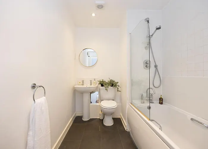 - Beautiful Serviced Apartment, Amazing Location, Close To Old Trafford, Centre, Media City, Etihad, Coop Live, Ao Arena, Salford Quays, Sleeps Up To 6, With Free Private Car Parking 아파트 맨체스터