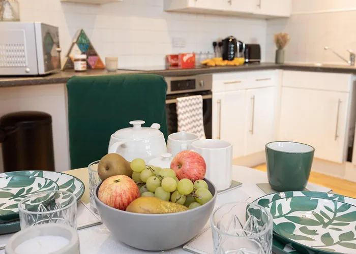 - Beautiful Serviced Apartment, Amazing Location, Close To Old Trafford, Centre, Media City, Etihad, Coop Live, Ao Arena, Salford Quays, Sleeps Up To 6, With Free Private Car Parking *