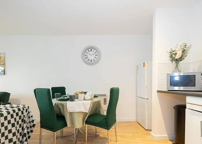 - Beautiful Serviced Apartment, Amazing Location, Close To Old Trafford, Centre, Media City, Etihad, Coop Live, Ao Arena, Salford Quays, Sleeps Up To 6, With Free Private Car Parking Daire