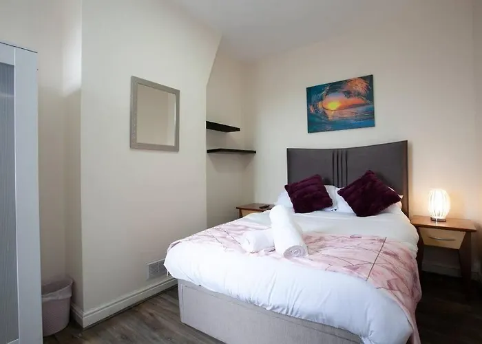 6 Bedroom House 10min Drive From Centre *