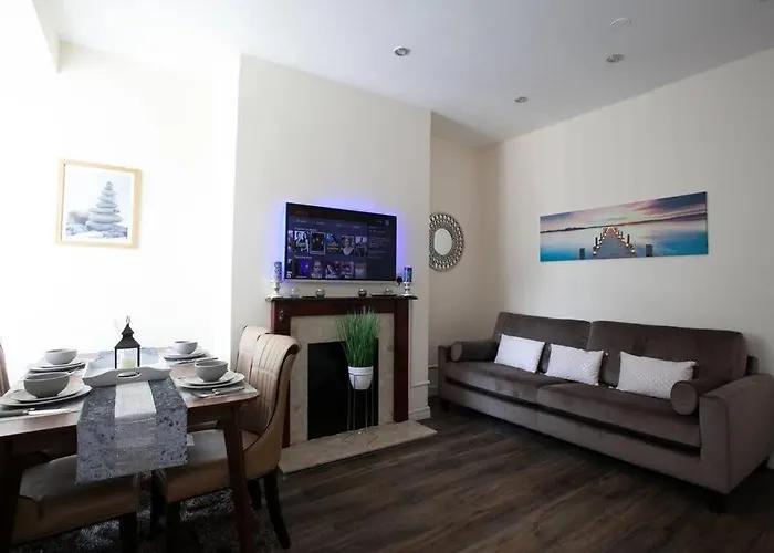 6 Bedroom House 10min Drive From Centre * Manchester