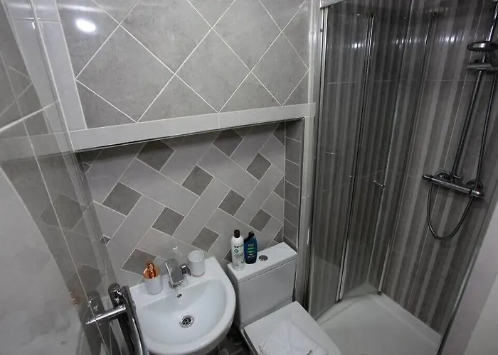 6 Bedroom House 10min Drive From Centre בית נופש