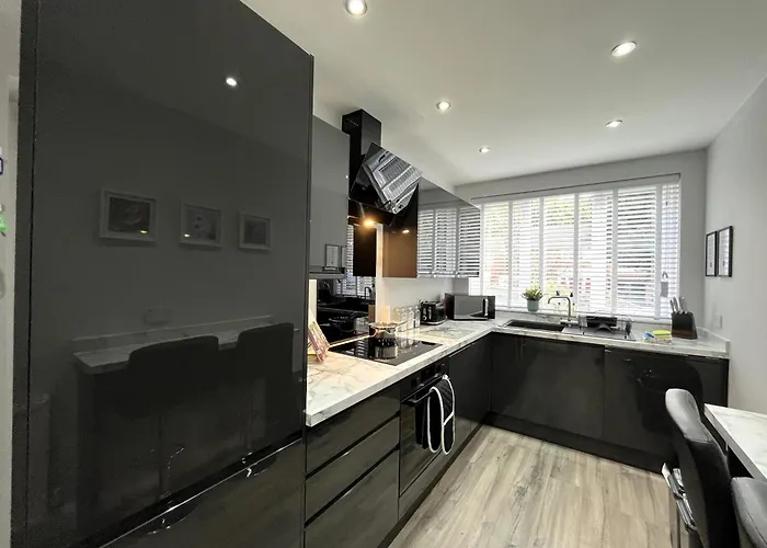 Modern 3-bed Stay-away-home Sleeps 6 Nr *