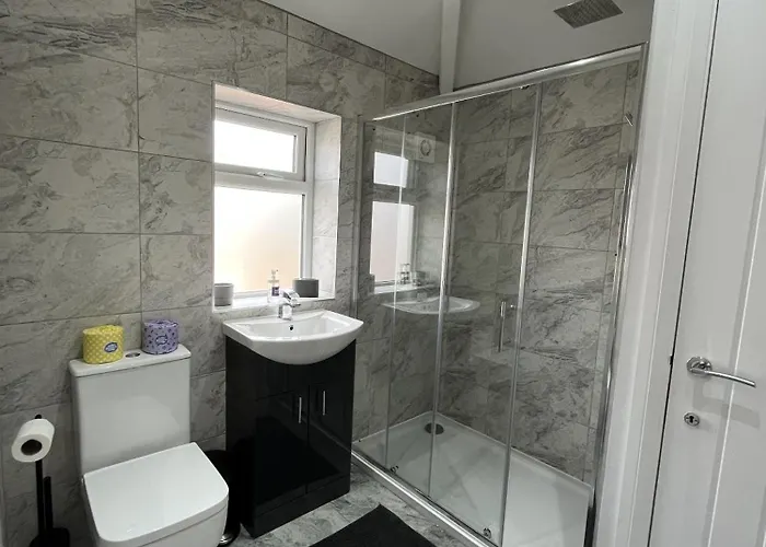 Modern 3-bed Stay-away-home Sleeps 6 Nr