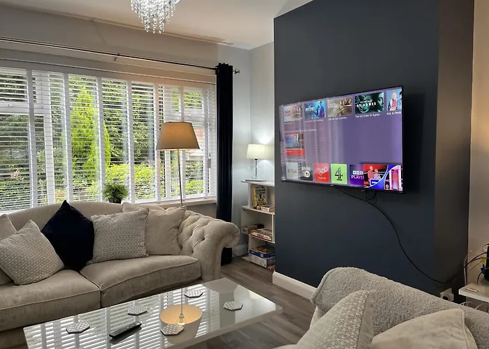 Modern 3-bed Stay-away-home Sleeps 6 Nr