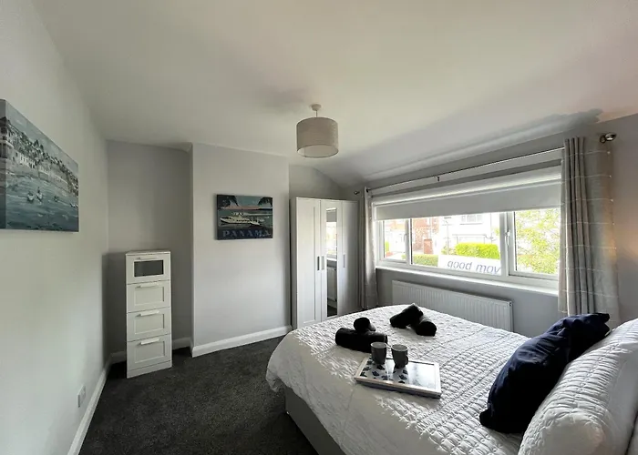 Modern 3-bed Stay-away-home Sleeps 6 Nr Semesterbostad *