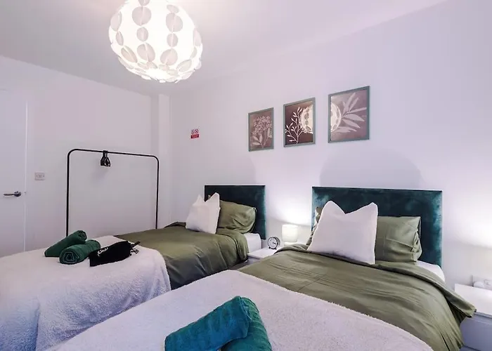 Spacious Deansgate Apartment, Free Park, Sleeps 8 *