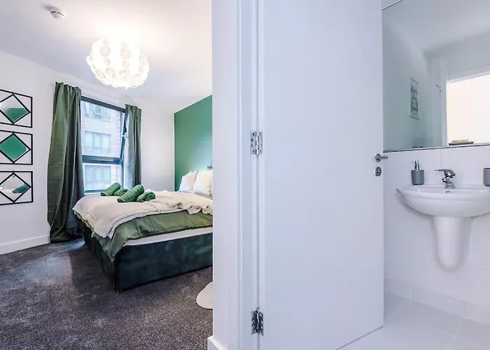 Spacious Deansgate Apartment, Free Park, Sleeps 8 Manchester